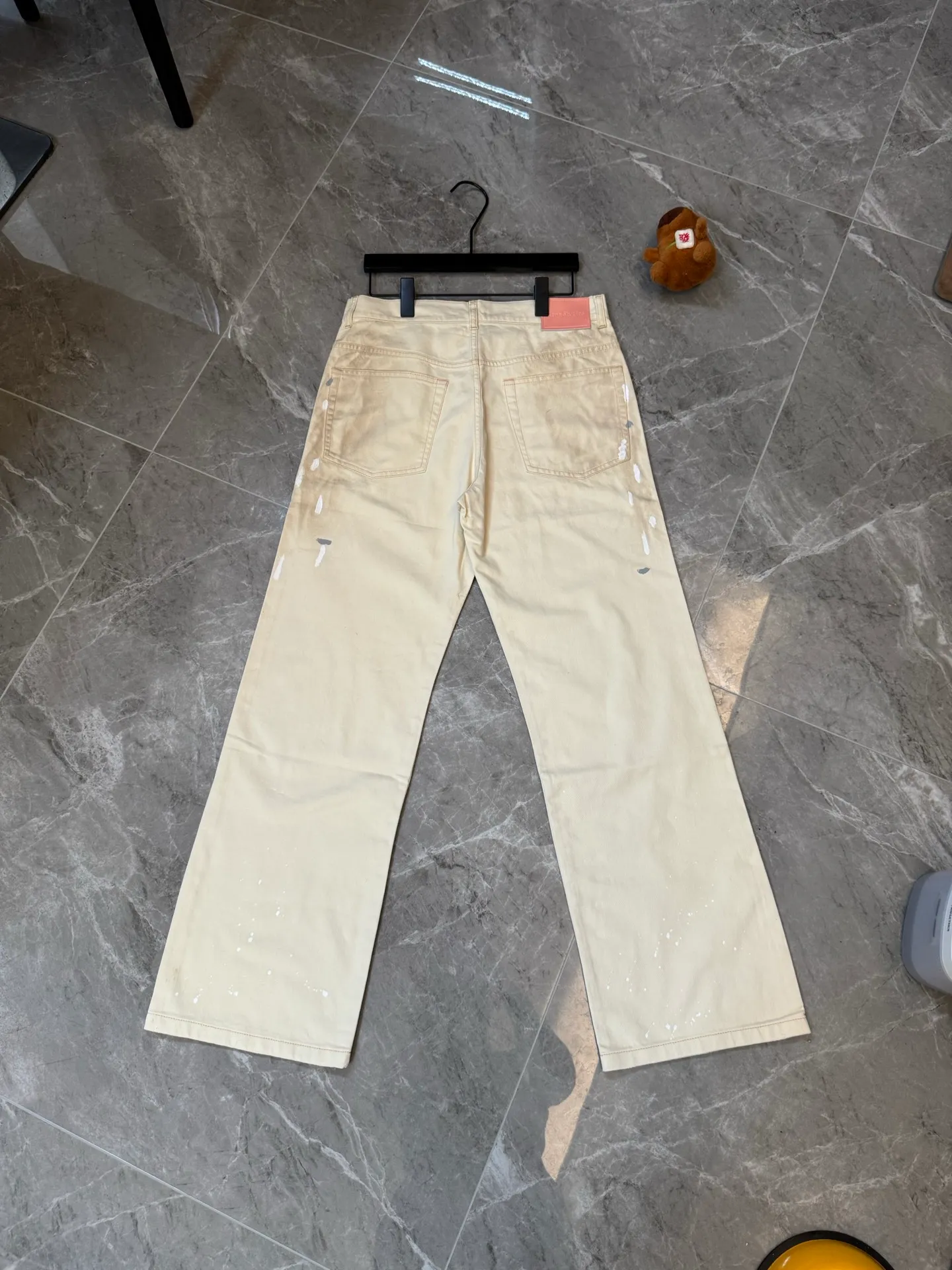 [Premium Replica] ACNE STUDIOS 26Ss Splash Ink Retro Washed Jeans (Light Khaki) These jeans use a unique splash ink process, distressed wash + hole design + hand-painted, full of Retro feeling! Straight version, the leather tag on the back waist is very recognizable, the upper body effect is excellent, Premium Quality, accurate version, Same Style for men and women. Size：s/m/l/xl